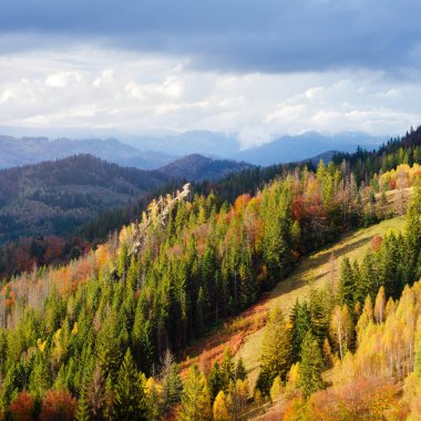 Sonbahar manzara kayalar ve orman dağlarda. Güneşli havalarda