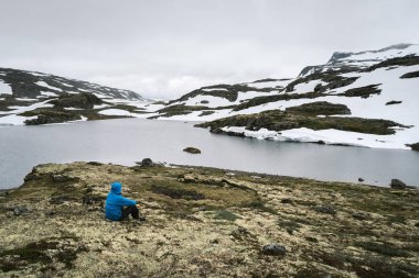 Norveç, Lake Flyvotni. Sogn og Fjordane ilçe yola yakın. Norveç turist yolu Aurlandsfjellet Aurlandsvangen Laerdalsoyri için çalışır. Gezgin sert Kuzey doğa görünüyor