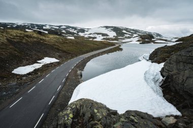 Dağ yolundan Bjorgavegen ve Flyvotni Gölü. Norveç turist yolu Aurlandsfjellet Aurlandsvangen Laerdalsoyri için çalışır.