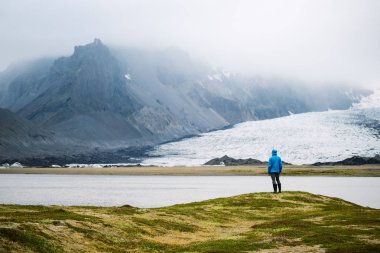 Turist İzlanda'doğanın güzelliği contemplates. Breidarlon lake yakınındaki vatnajokull buzulun görünümü