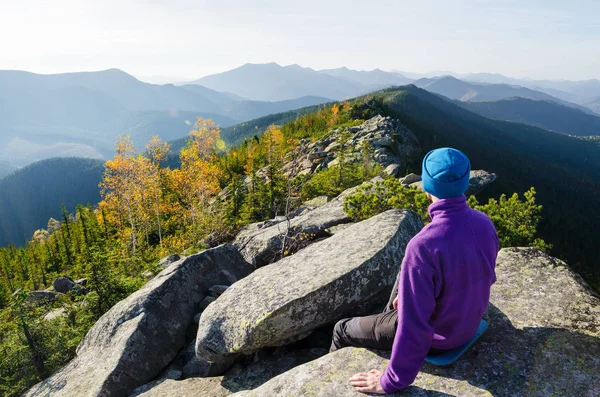 山上的人沉思大自然 秋天的风景在一个晴朗的早晨 徒步旅行中的游客 — 图库照片