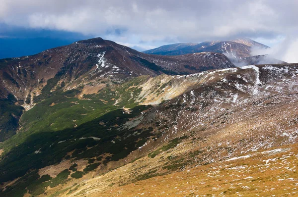 山で最後の雪と春の風景 — ストック写真