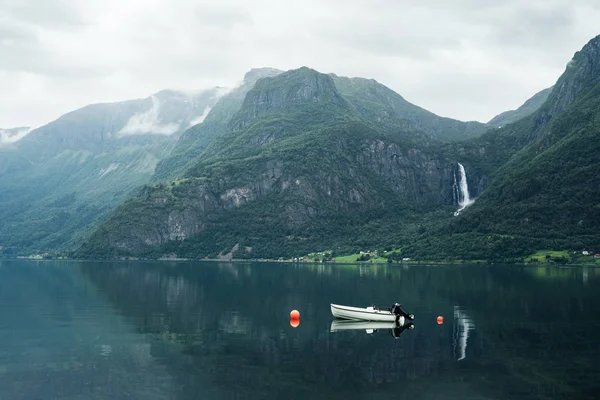 Paesaggio Norvegese Con Montagna Cascata Feigumfossen Barca Bianca Nel Fiordo — Foto Stock