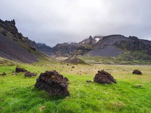 Vulkaniska Landskapet Island Utsikt Över Bergen Och Dalen Med Grönt — Stockfoto