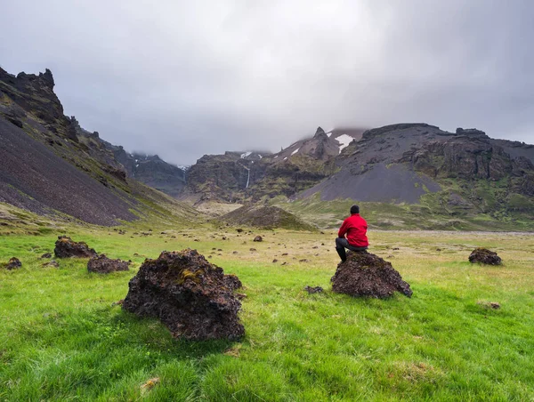 Paisagem Vulcânica Islândia Turista Uma Jaqueta Vermelha Contempla Beleza Natureza — Fotografia de Stock