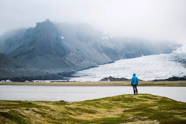 Turista Contempla Beleza Natureza Islândia Vista Glaciar Vatnajokull Perto Lago — Fotografia de Stock