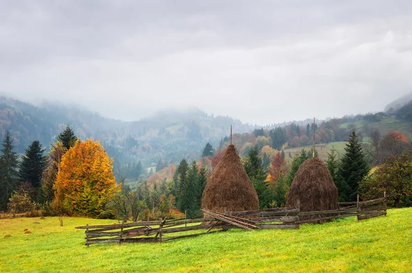 Jesienny Krajobraz Stogu Siana Górskiej Miejscowości Widokiem Okolicę — Zdjęcie stockowe