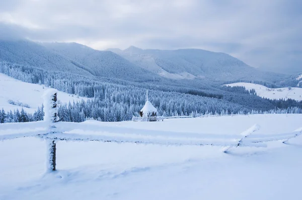 Téli Táj Haystacks Hóban Hegyi Falu Havazás Után — Stock Fotó