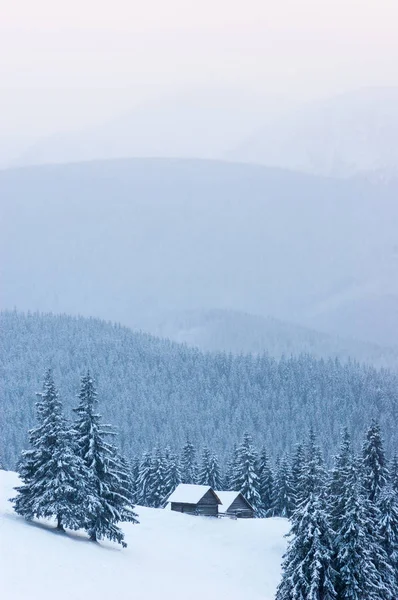 Fantástica Vista Invierno Casas Madera Claro Las Montañas Paisaje Con — Foto de Stock