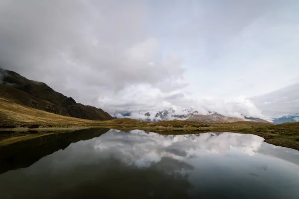 Lago Koruldi Montaña Principal Cresta Caucásica Zemo Svaneti Georgia Cerca —  Fotos de Stock