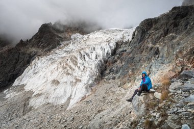 Turist buzul yakınındaki dağlarda. En yüksek altında dır. Ana Kafkas ridge. Zemo Svaneti, Gürcistan 