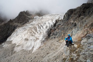 Turist buzul yakınındaki dağlarda. En yüksek altında dır. Ana Kafkas ridge. Zemo Svaneti, Gürcistan 