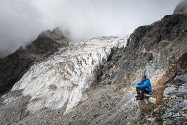 Turist buzul yakınındaki dağlarda. En yüksek altında dır. Ana Kafkas ridge. Zemo Svaneti, Gürcistan 