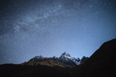Gece manzarası. Yıldızlı gökyüzü ile Samanyolu Dağların üzerinden. Yükselen ay ışığında Mount dır. Ana Kafkas ridge. Zemo Svaneti, Gürcistan 