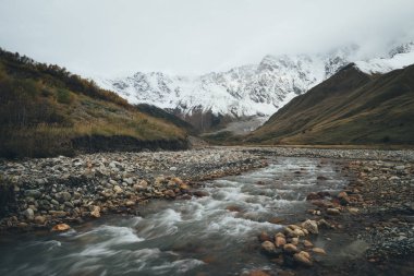 Inguri - dağ nehir. Sonbahar manzara. Kafkasya, Georgia, Zemo Svaneti. Resimleri yatay eksende çevirme