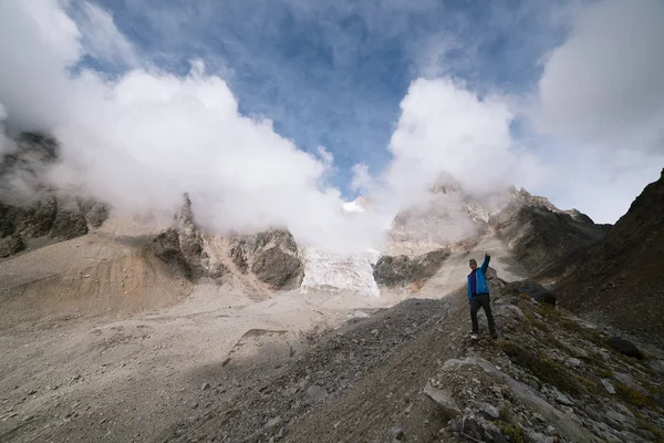 Turist Bergen Nära Glaciären Toppen Ushba Huvudsakliga Kaukasiska Ridge Övre — Stockfoto