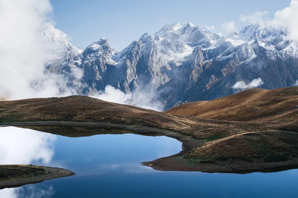 Landschaft Mit Bergsee Tag Mit Schönen Wolken Koruldi See Kaukasischer — Stockfoto