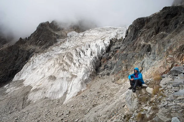 Turist Bergen Nära Glaciären Toppen Ushba Huvudsakliga Kaukasiska Ridge Övre — Stockfoto