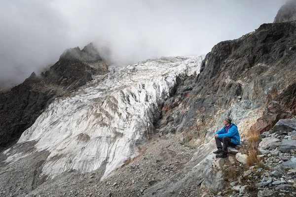 Turist Bergen Nära Glaciären Toppen Ushba Huvudsakliga Kaukasiska Ridge Övre — Stockfoto