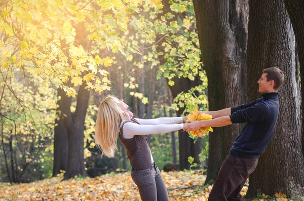 Amar Pareja Divertirse Camina Por Parque Otoño Jóvenes Ocio — Foto de Stock