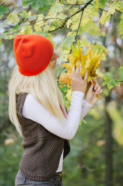 Blond Dívka Kyticí Podzimní Javorové Listy Volný Čas Parku — Stock fotografie