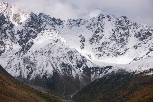 Górski Krajobraz Pochmurny Dzień Śniegu Skały Góry Shkhara Główny Grzbiet — Zdjęcie stockowe