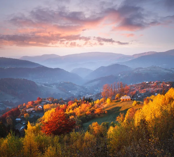 山の中の美しい森に秋の風景 斜面に木々 の彩り 谷の村の眺め — ストック写真