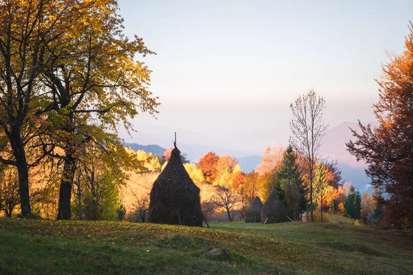 Paisagem Outono Com Palheiro Uma Aldeia Montanha Vista Para Campo — Fotografia de Stock