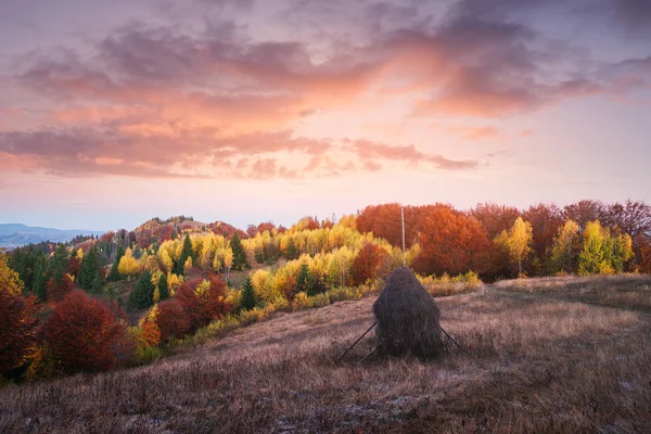 Höstlandskap Med Höstack Bergsby Utsikt Över Landsbygden — Stockfoto