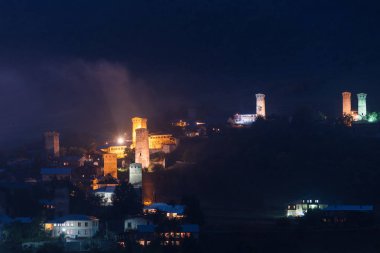 Mestia şehir gece manzarası. Ortaçağ kuleleri aydınlatma ile. Dağlarda turistik. Kafkasya, Georgia, Zemo Svaneti