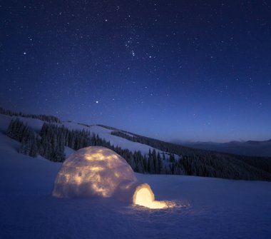 Gece manzara ışık ile kar Igloo ile. Aşırı evi. Kış dağlarda. Gökyüzü yıldızlarla
