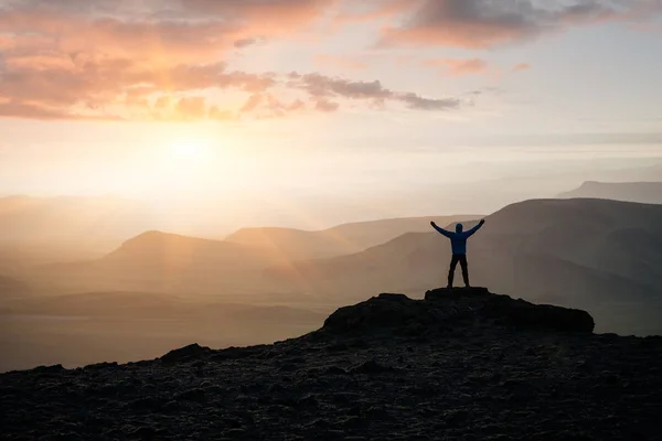 Приключения Горах Исландии Турист Стоит Скале Фоне Заходящего Солнца Локация — стоковое фото