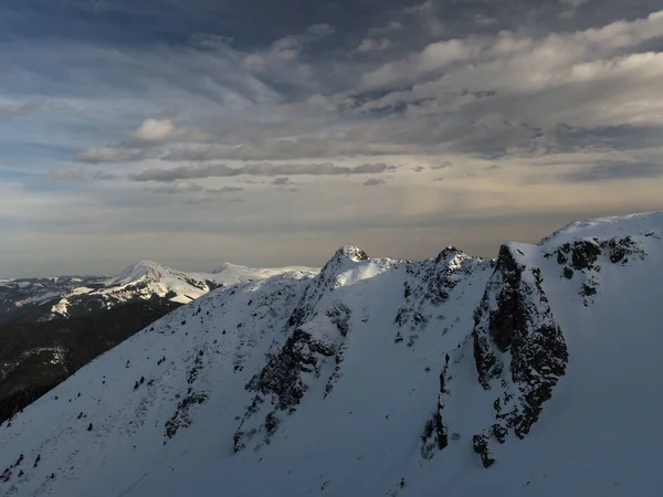 冬季风景与美丽的天空 山脊在雪 柔和的黄昏阳光 — 图库照片