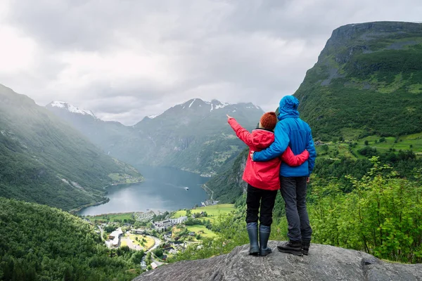 Vista Del Pueblo Turístico Geiranger Noruega Los Turistas Paran Punto — Foto de Stock