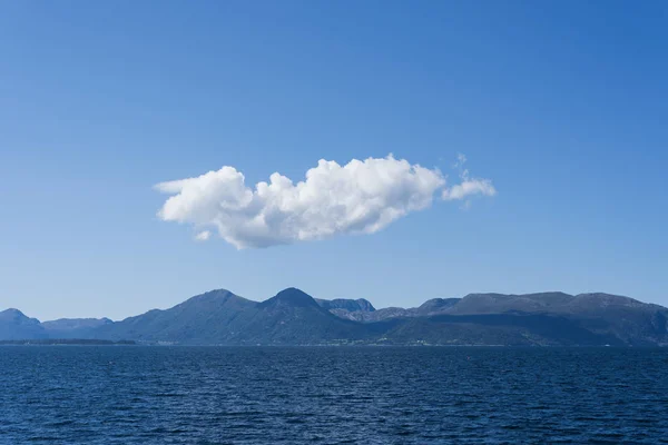 Midfjorden Norwayis Romsdalsfjord の最も外側の部分のフィヨルド モルデ Vestnes のフェリーからの眺め ブルーの色調を風景します — ストック写真