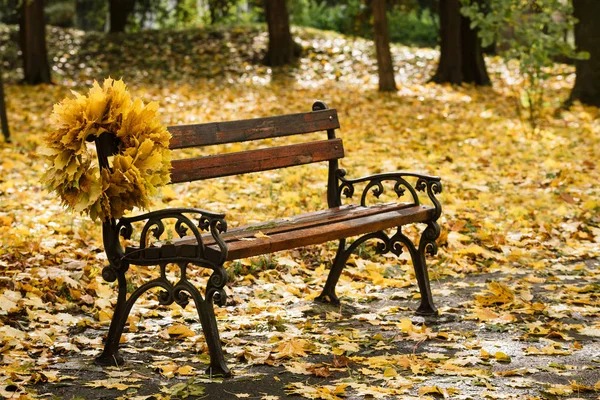 Wreath Autumn Maple Leaves Wooden Bench Park — Stock Photo, Image