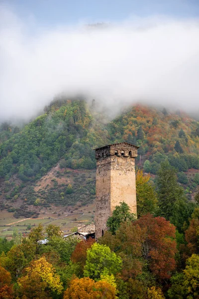 Stare Kamienne Wieża Wzgórzu Architektoniczny Turystycznym Miasta Mestia Kaukaz Gruzja — Zdjęcie stockowe