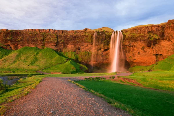 Cachoeira Seljalandsfoss Paisagem Verão Com Cascata Rio Luz Incrível Sol — Fotografia de Stock