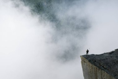Norveç, Forsand, kaya oluşumu Preikestolen, 05 Temmuz 2017: gezgin selfie uçurumdaki yapar. Turistik Lysefjord üzerinde kuleleri