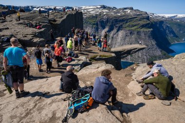 Norveç, Odda, kaya oluşumu Trolltunga, 19 Temmuz 2017: kayanın üzerinde görüntülenecek kadar sıra turist 