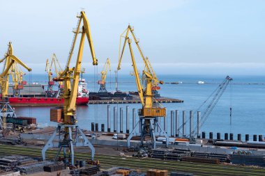 Ukrayna, Odessa, 11 Nisan 2018: Karadeniz noktasındaki Vinçler