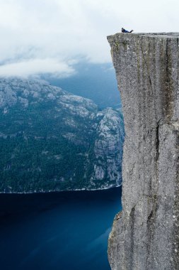 Norveç, Forsand, kaya oluşumu Preikestolen, 05 Temmuz 2017: turistik bir uçurumun üzerinde. Turistik Lysefjord üzerinde kuleleri