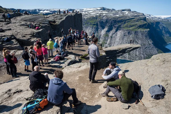 Noruega Odda Formación Rocosa Trolltunga Julio 2017 Turistas Cola Para — Foto de Stock
