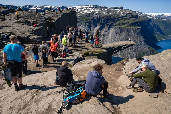 Noruega Odda Formación Rocosa Trolltunga Julio 2017 Turistas Cola Para — Foto de Stock