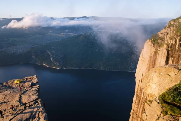 Norveç Forsand Kaya Oluşumu Preikestolen Temmuz 2017 Turist Bir Uçurum — Stok fotoğraf