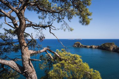 Kleopatra Koyu bir bakış. Likya yolu, Türkiye'de. Deniz manzarası, yaz yatay. Picturesque turist rota boyunca deniz
