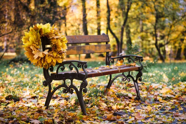 Kranz Aus Herbstlichen Ahornblättern Auf Einer Holzbank Park — Stockfoto
