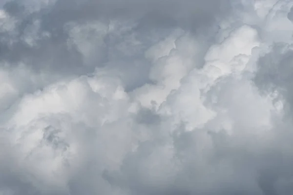 天空中有灰色的积云 — 图库照片