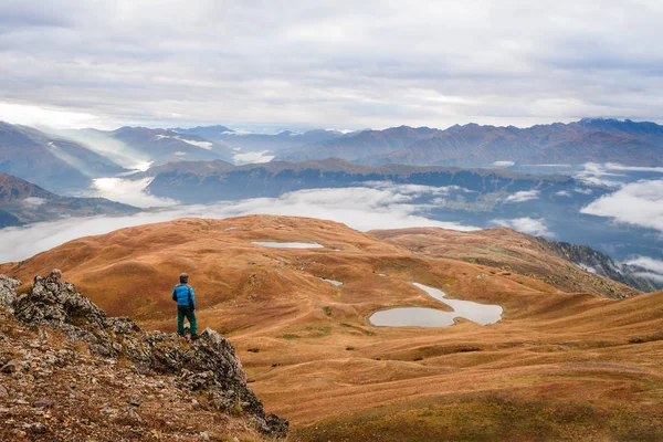 Viajante Homem Está Uma Colina Lago Highland Cáucaso Geórgia Zemo — Fotografia de Stock