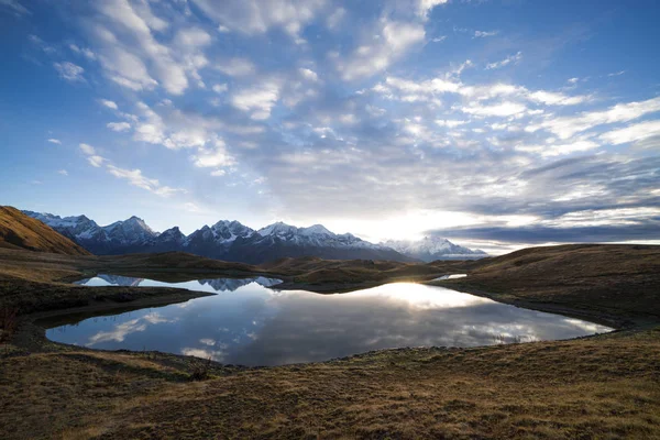 Hermoso Lago Montaña Reflejo Del Cielo Agua Lago Koruldi Cáucaso —  Fotos de Stock